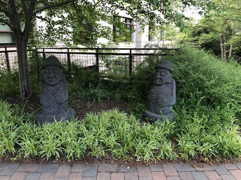 Nearby dol hareubang statues image. Click for full size.