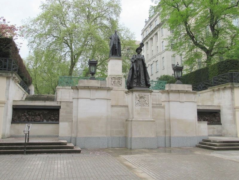 King George VI and Queen Elizabeth Memorial image. Click for full size.