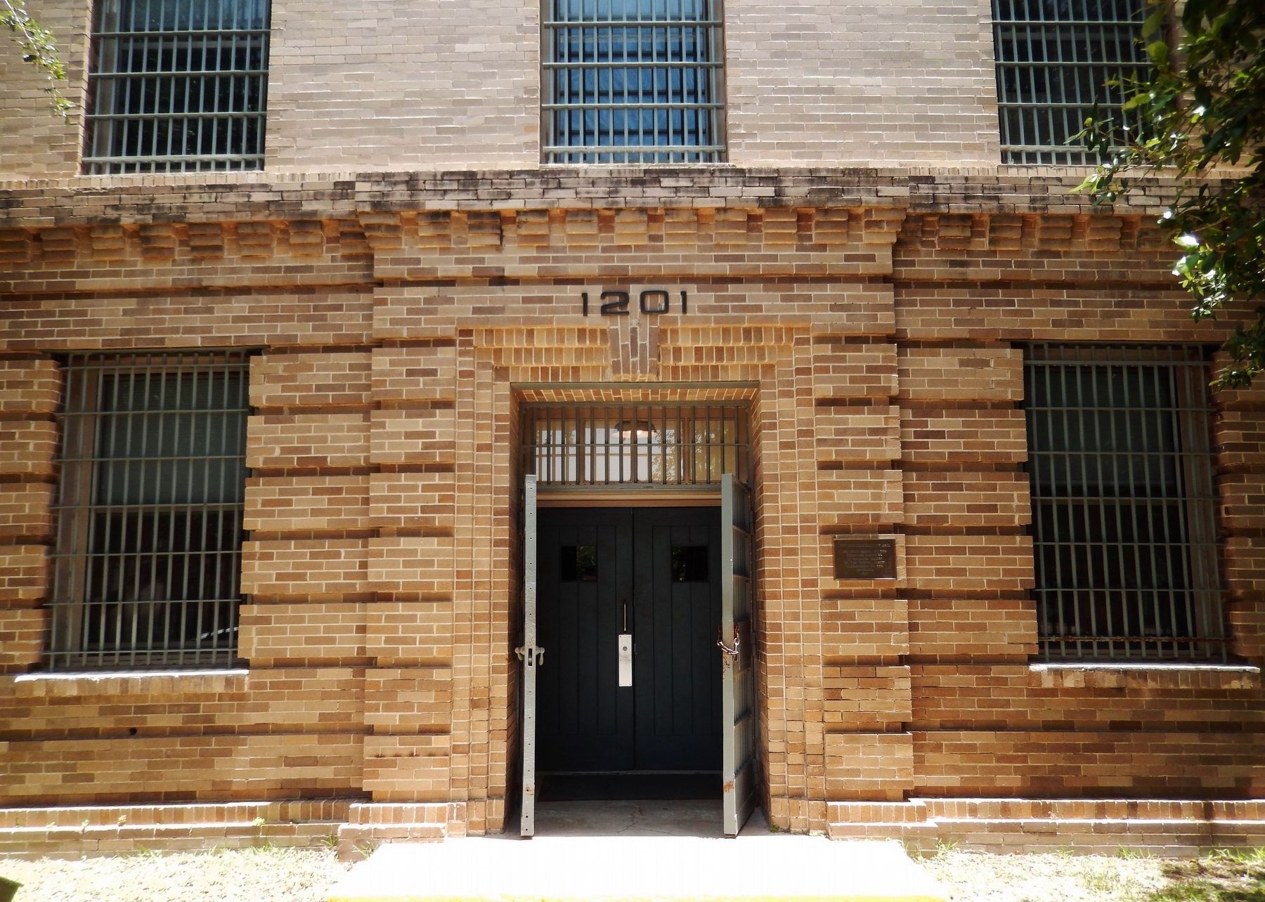 1912 Cameron County Jail (<i>entrance; view from sidewalk beside marker</i>) image. Click for full size.