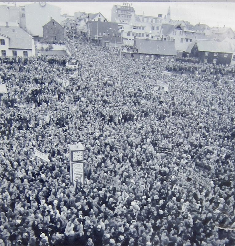 Svava Jakobsdóttir addressed women at "Women's Day off" in Reykjavik (from Icelandic side of marker). Click for full size. Svava Jakobsdóttir addressed women at "Women's Day off" in Reykjavik (from Icelandic side of marker) image. Click for full size.
