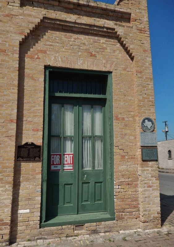 La Madrilena Marker (<i>wide view; this marker left of door; related marker right of door</i>) image. Click for full size.