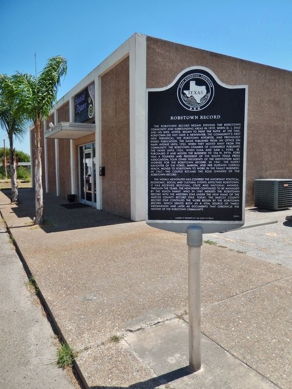 Robstown Record Marker (<i>tall view</i>) image. Click for full size.
