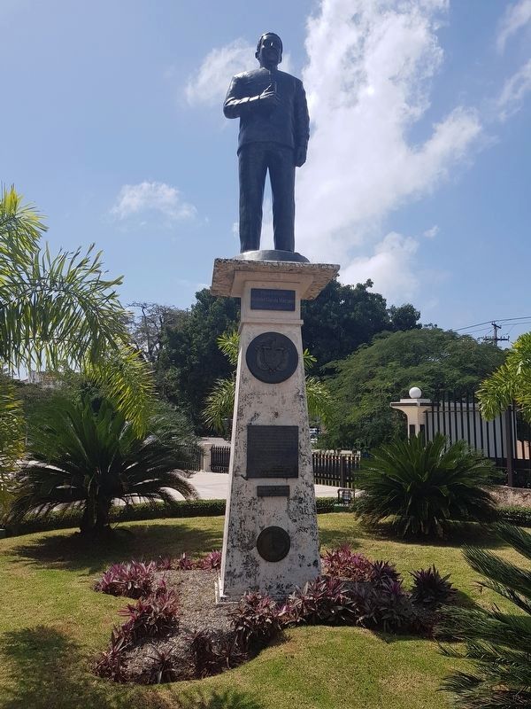 Gabriel Garcia M�rquez statue and marker image. Click for full size.