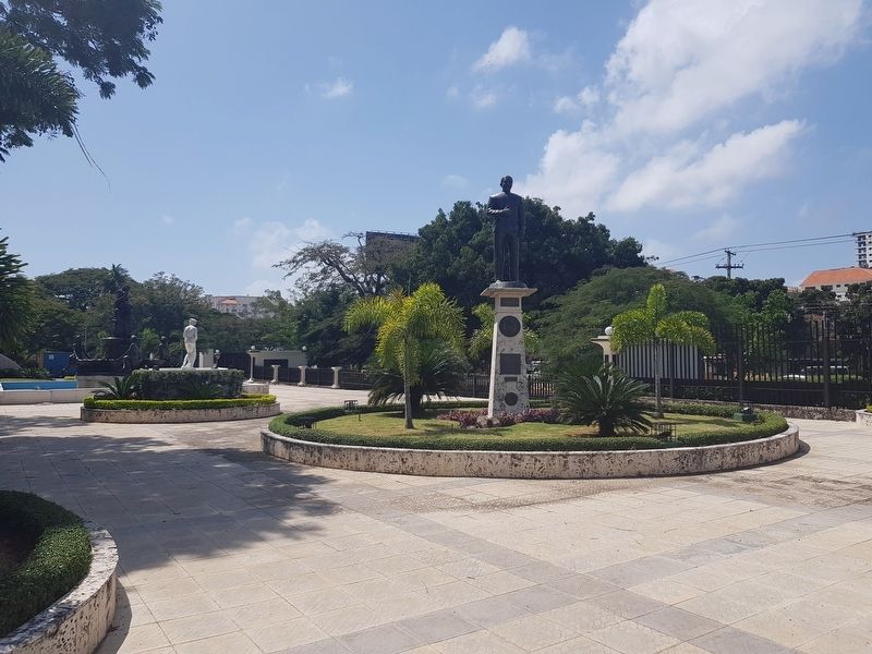 Gabriel Garcia M�rquez statue and marker in the Plaza de la Cultura image. Click for full size.