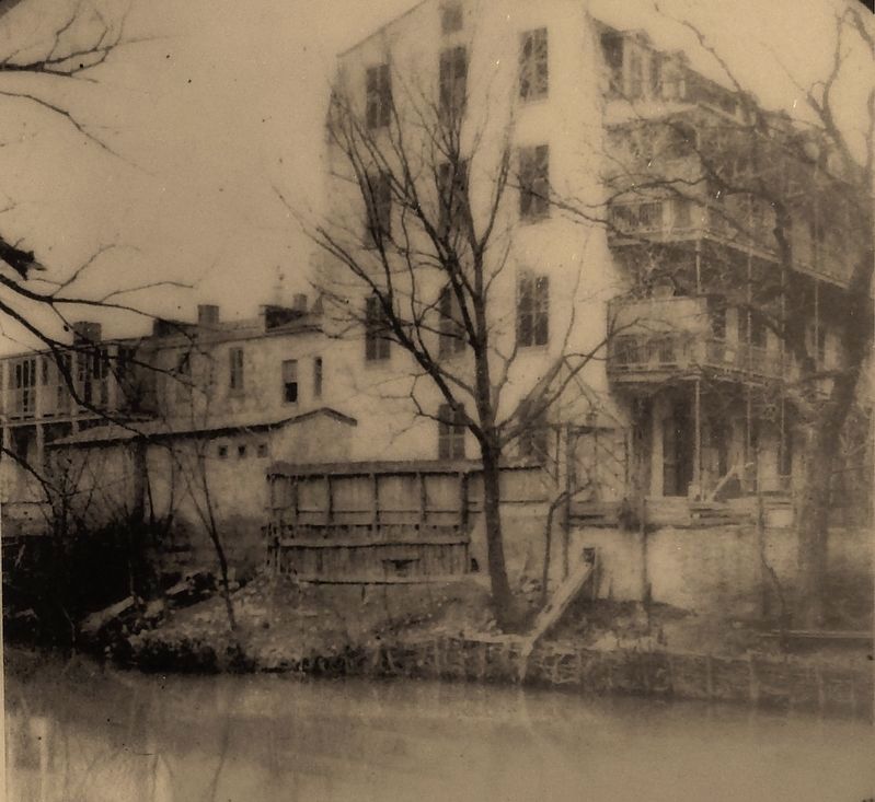 Marker detail: Four-story structure image. Click for full size.