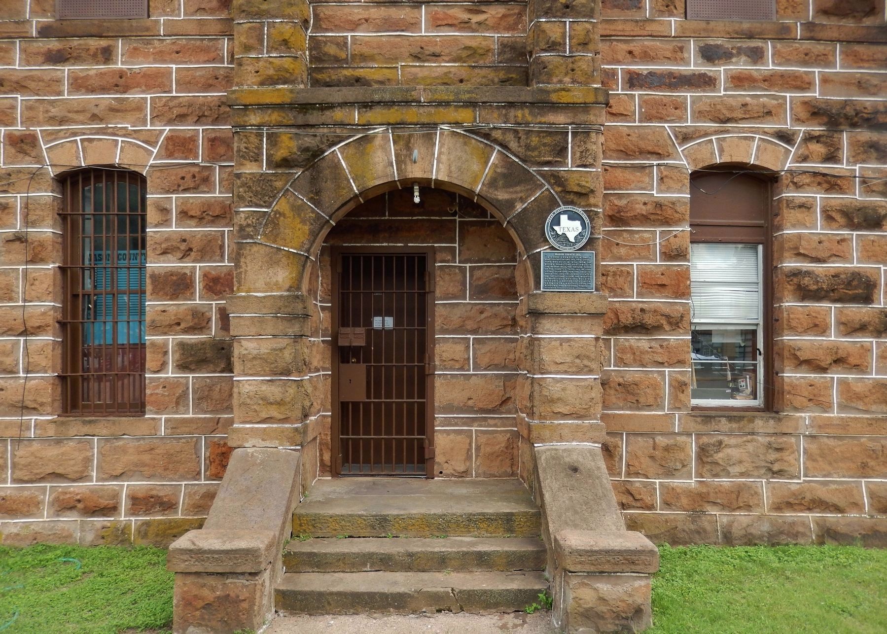 Mason County Jail Marker (<i>wide view; showing entry & window arches; marker right of door</i>) image. Click for full size.
