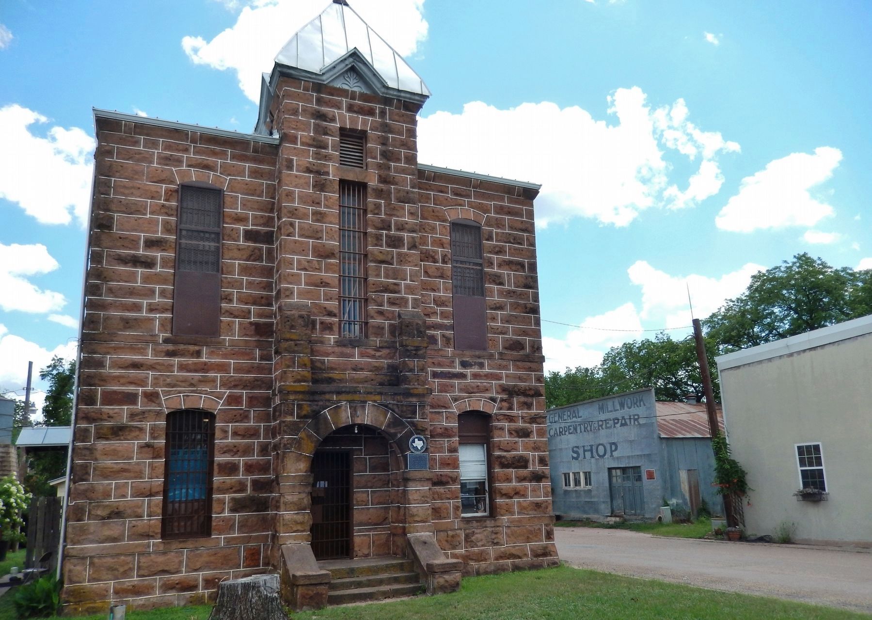 Mason County Jail (<i>front view; showing central tower</i>) image. Click for full size.