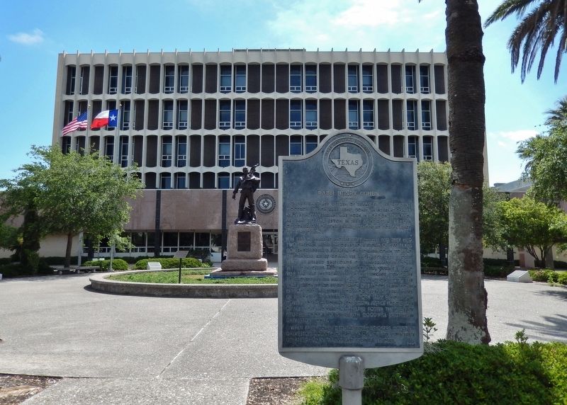 Rabbi Henry Cohen Marker (<i>wide view; Galveston County Courthouse in background</i>) image. Click for full size.
