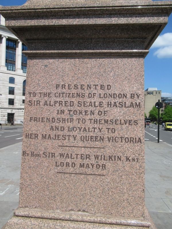 Victoria R.I. Statue image. Click for full size.
