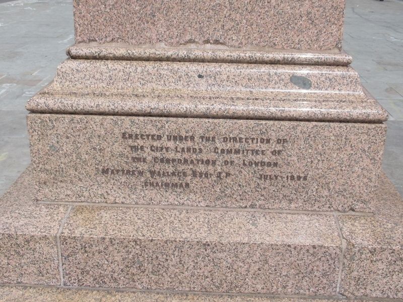 Victoria R.I. Statue image. Click for full size.