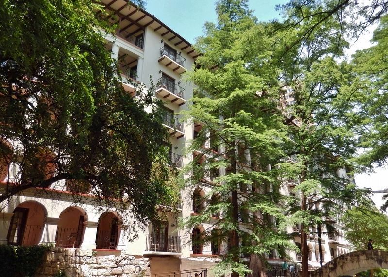 Omni La Mansi�n del Rio Hotel (<i>view from San Antonio River Walk</i>) image. Click for full size.