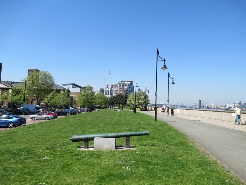 Venetian Gun and the Thames Path image. Click for full size.