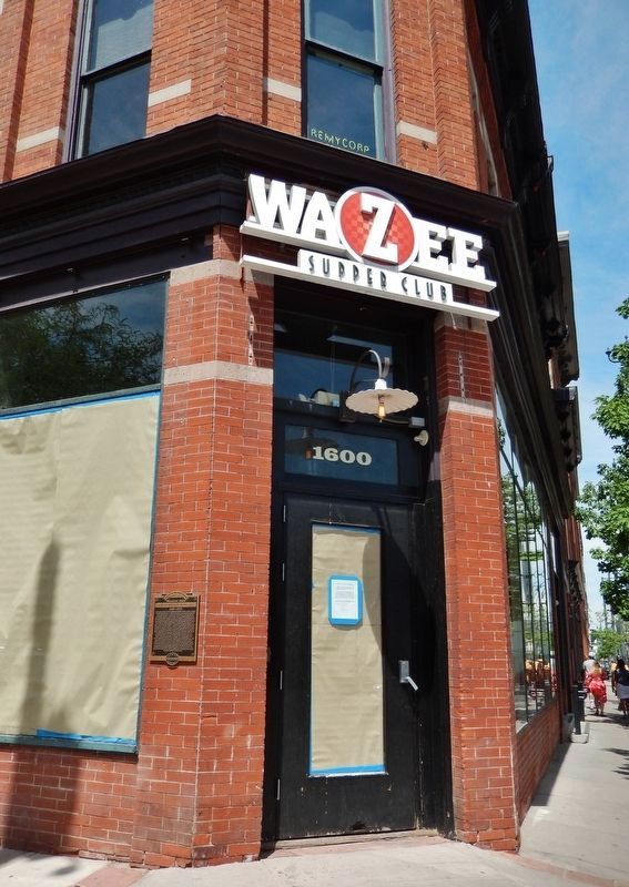 15th / Wazee Street Marker (<i>tall view; marker visible left of door</i>) image. Click for full size.