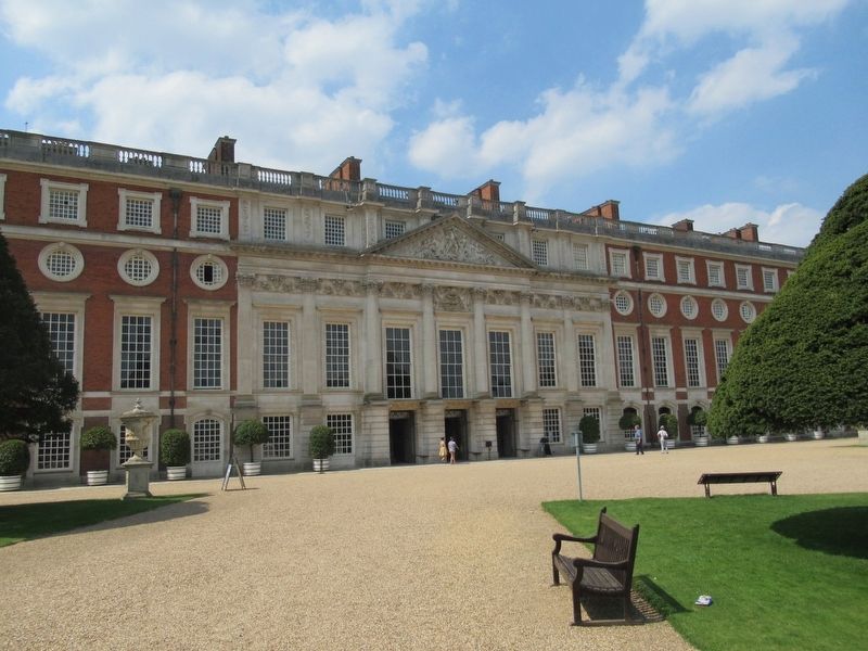 The Great Fountain Garden Marker and Hampton Court Palace image. Click for full size.