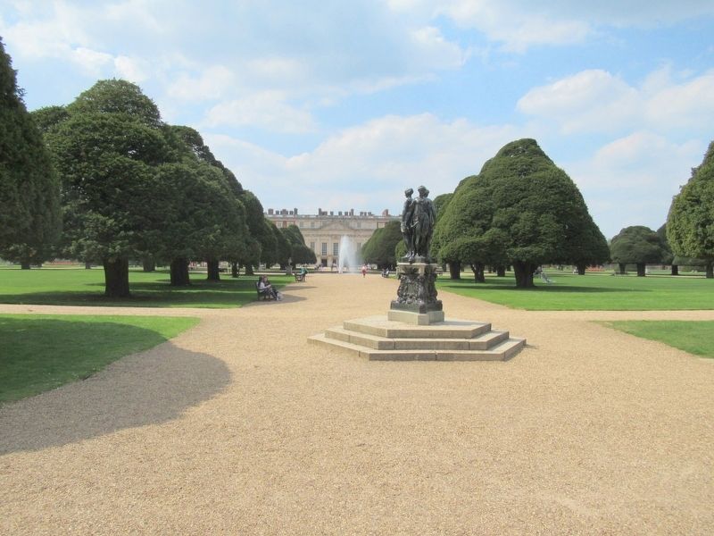 The Great Fountain Garden and Hampton Court Palace image. Click for full size.