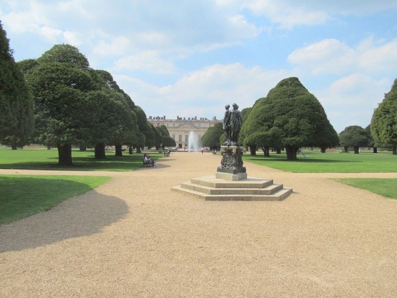 The Great Fountain Garden and Hampton Court Palace image. Click for full size.