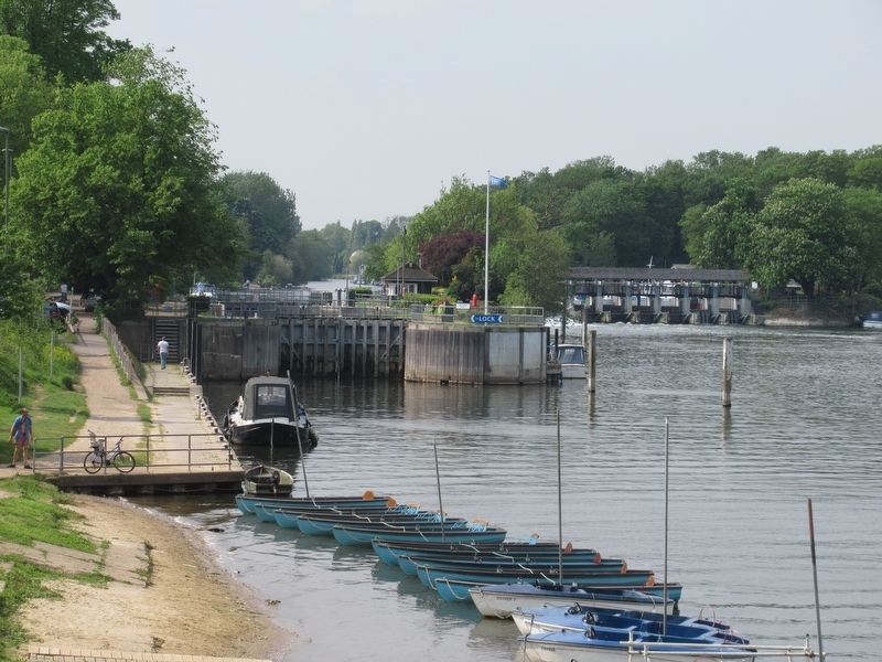 Molesey Lock and Dam on the River Thames image. Click for full size.