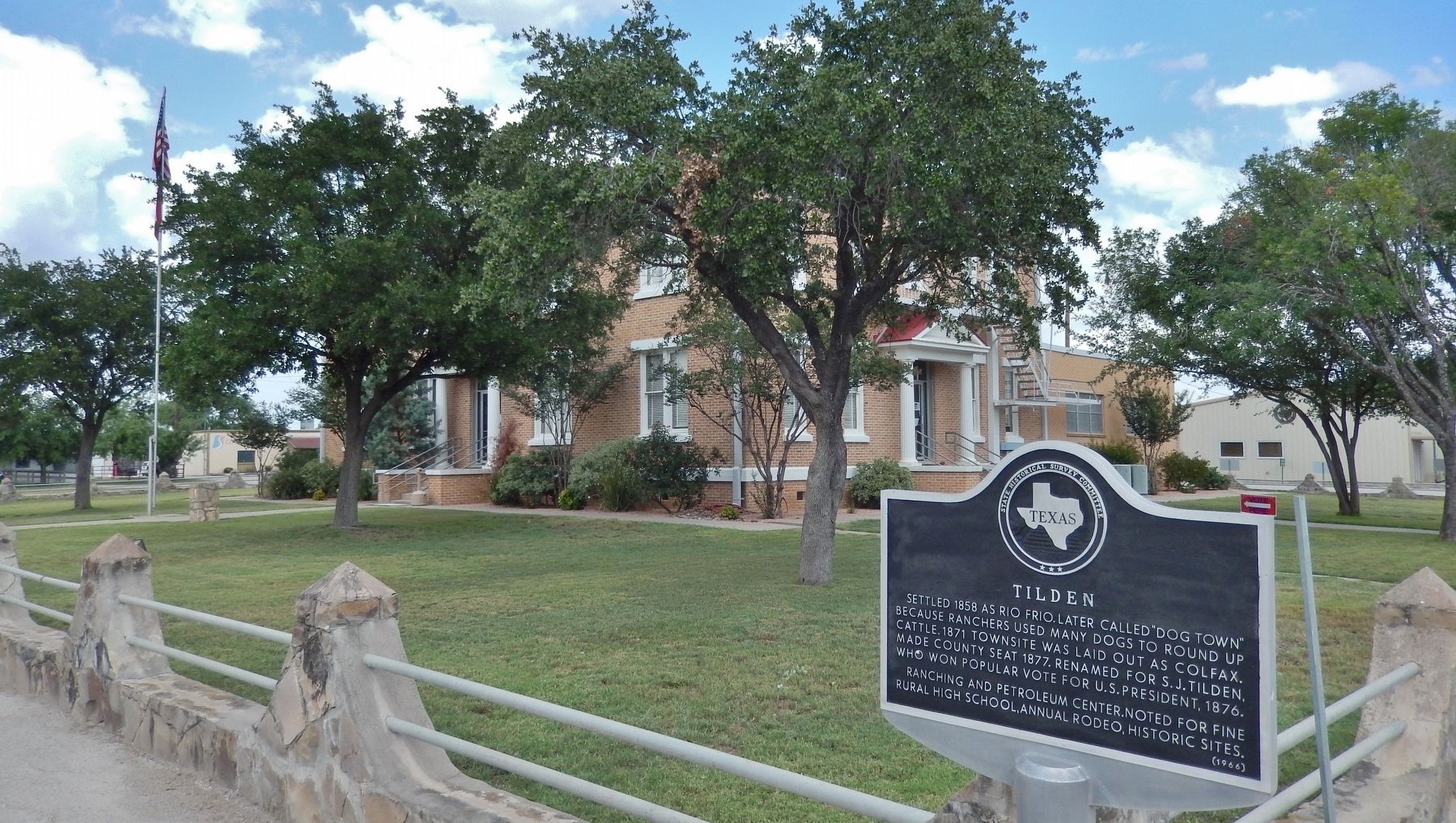 Tilden Marker (<i>wide view; McMullen County courthouse in background</i>) image. Click for full size.