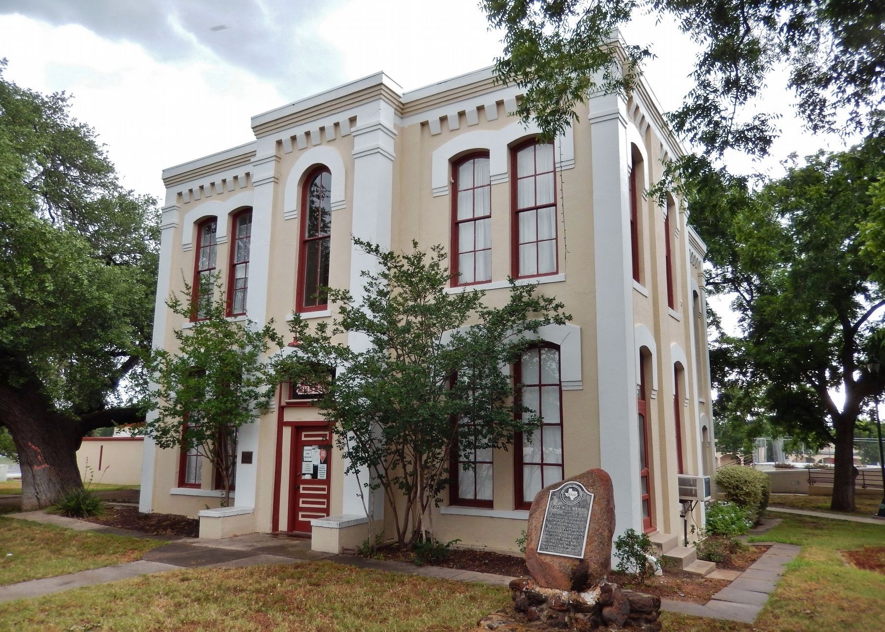 Capt. Will Wright Marker (<i>wide view; WIlson County Jailhouse Museum on left</i>) image. Click for full size.
