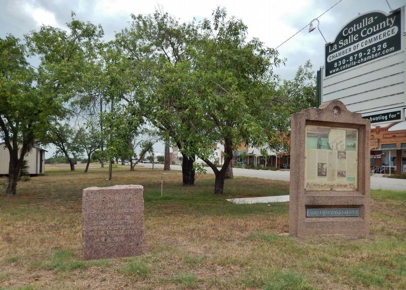 Kings Highway Marker (<i>wide view; related marker at right</i>) image. Click for full size.