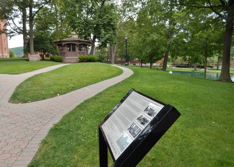 Mark Twain in Elmira Marker (<i>side view; Mark Twain Study in background</i>) image. Click for full size.
