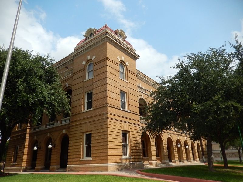 Webb County Courthouse (<i>southeast corner view</i>) image. Click for full size.