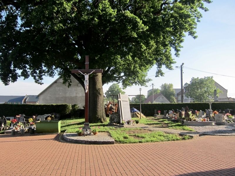 Izbicko (Steubendorf) World Wars I and II Memorial - Wide View image. Click for full size.