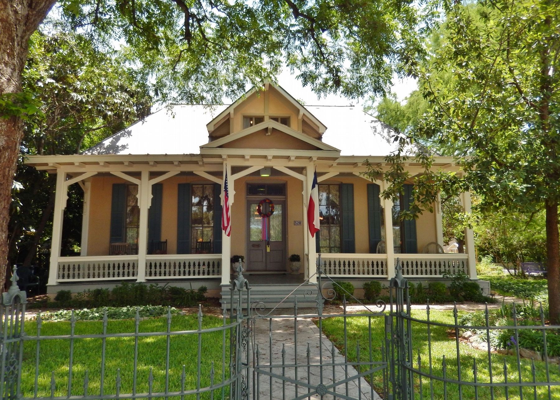 Biesenbach House (<i>front view</i>). Click for full size. Biesenbach House (<i>front view</i>) image. Click for full size.
