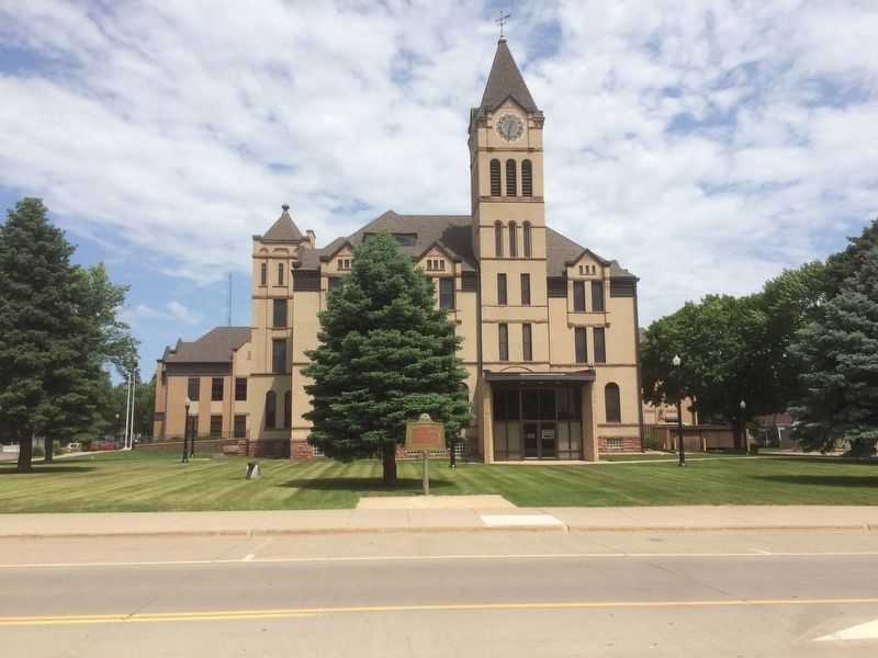 Lincoln County Courthouse image. Click for full size.