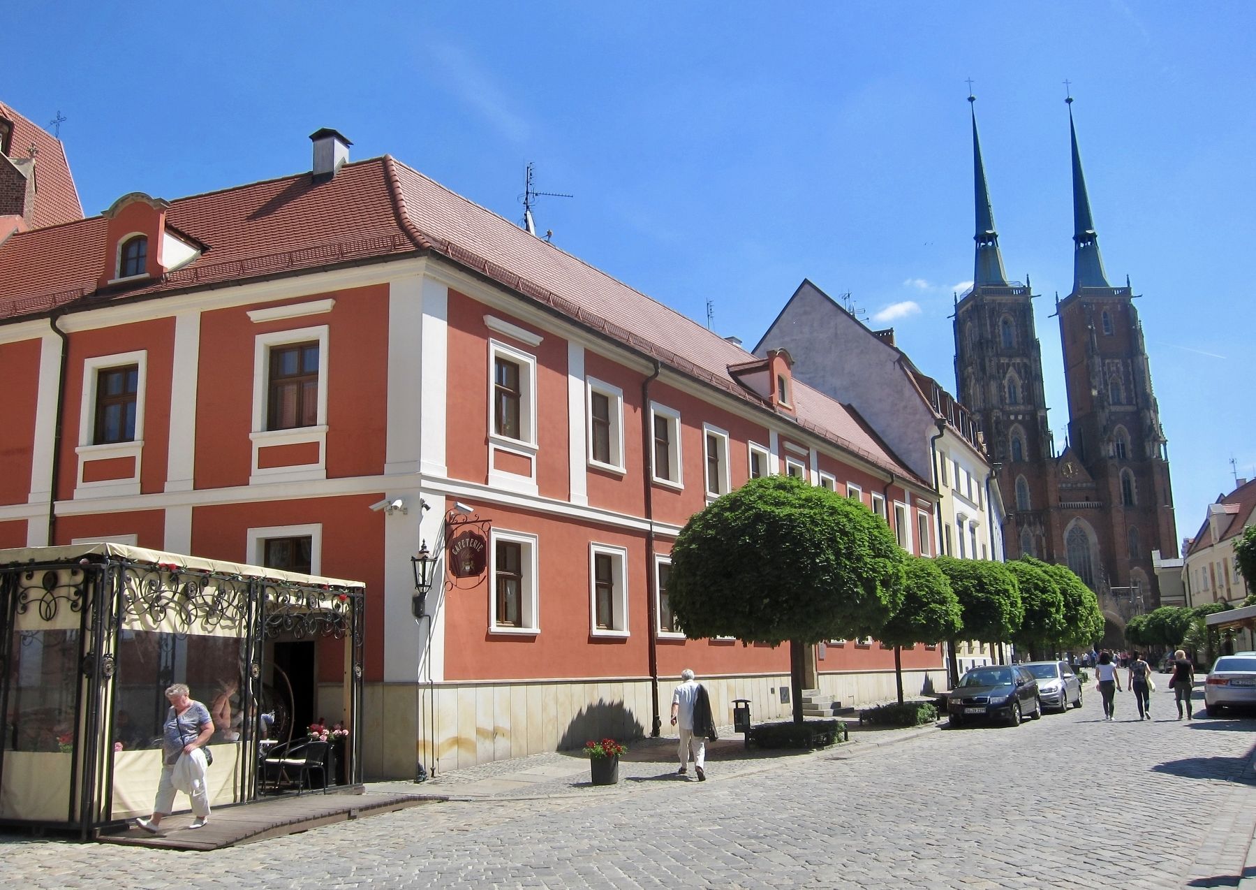 Former canons' house of the Holy Cross Chapter, with the Cathedral in the background image. Click for full size.