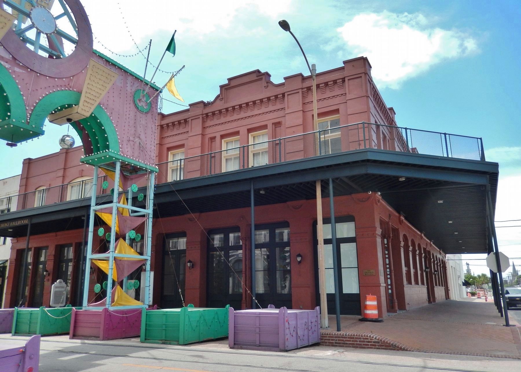 Davidson Building (<i>corner view; Powell Mardi Gras Arch in left foreground; marker at left</i>) image. Click for full size.