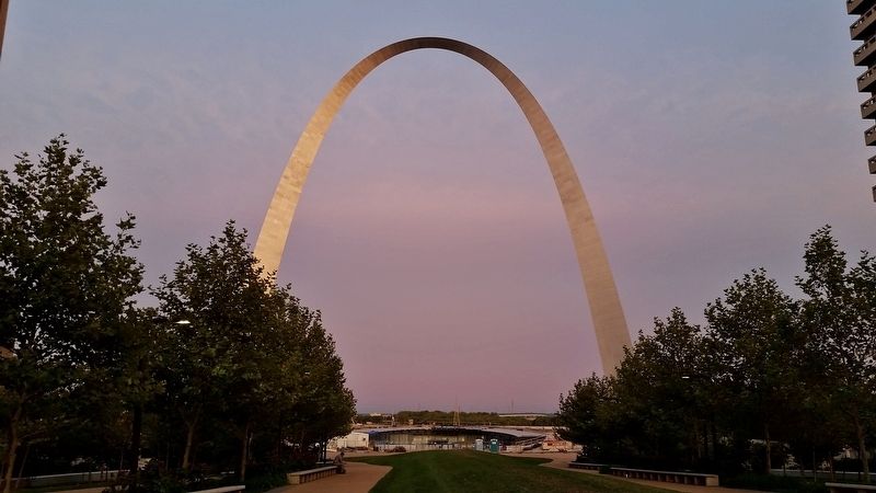 Gateway Arch at Sunset (<i>view from near marker</i>) image. Click for full size.