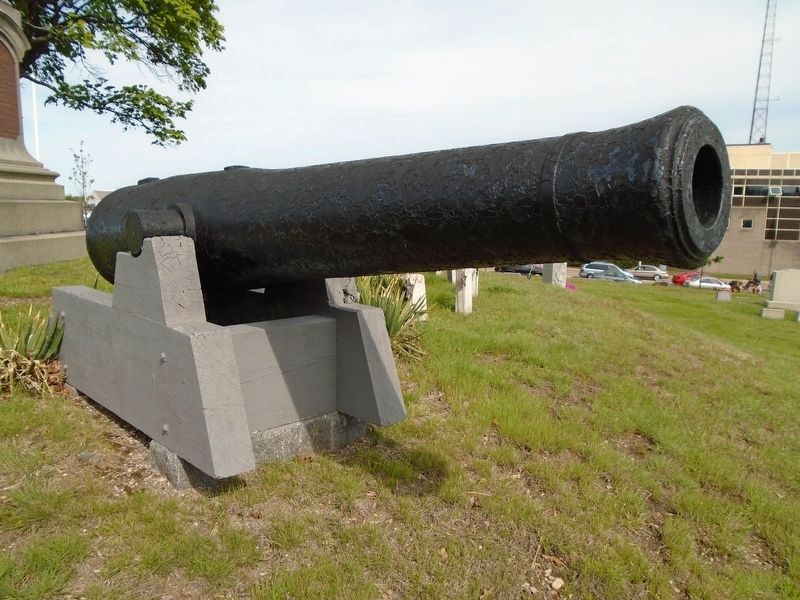 Civil War Memorial Cannon image. Click for full size.