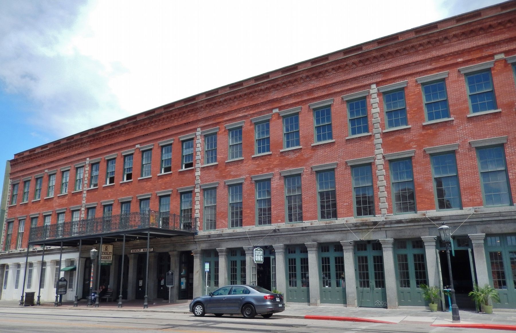 The Hendley Building (<i>wide view; marker just out of frame at far left</i>) image. Click for full size.