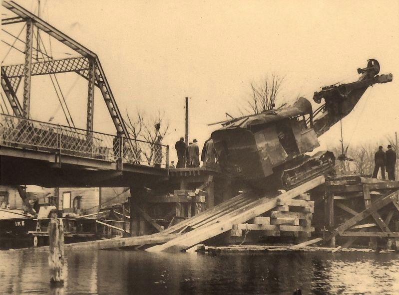 Marker detail: Accident Closes Bridge in 1941 image. Click for full size.