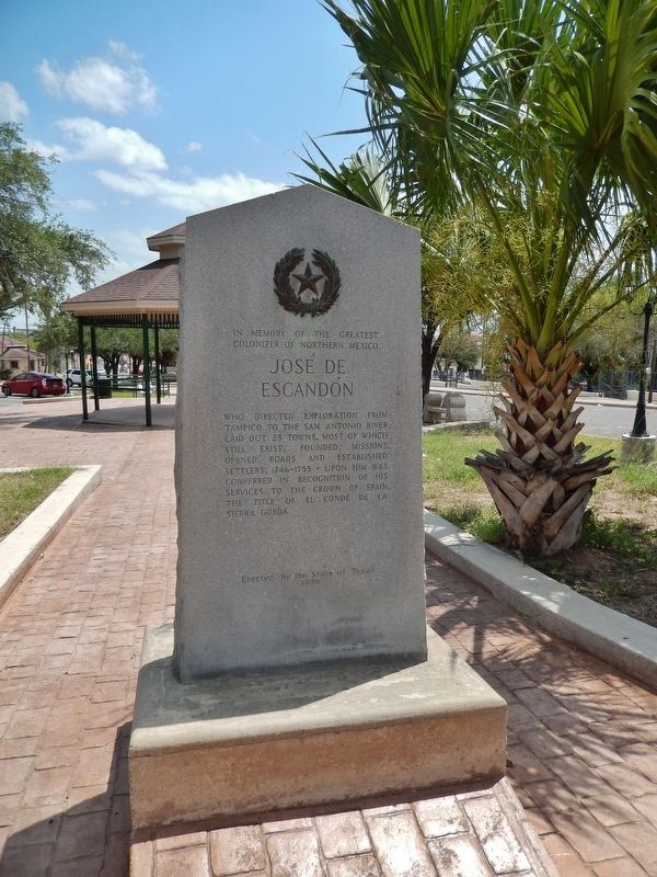 José de Escandón Marker (<i>tall view; looking south across plaza</i>) image. Click for full size.