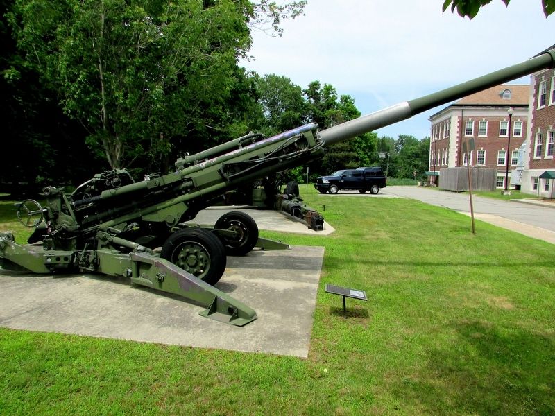 Lightweight 155mm Howitzer and Marker image. Click for full size.