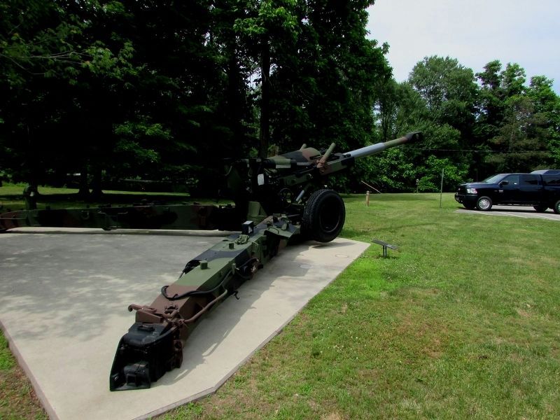 M198 Howitzer and Marker image. Click for full size.