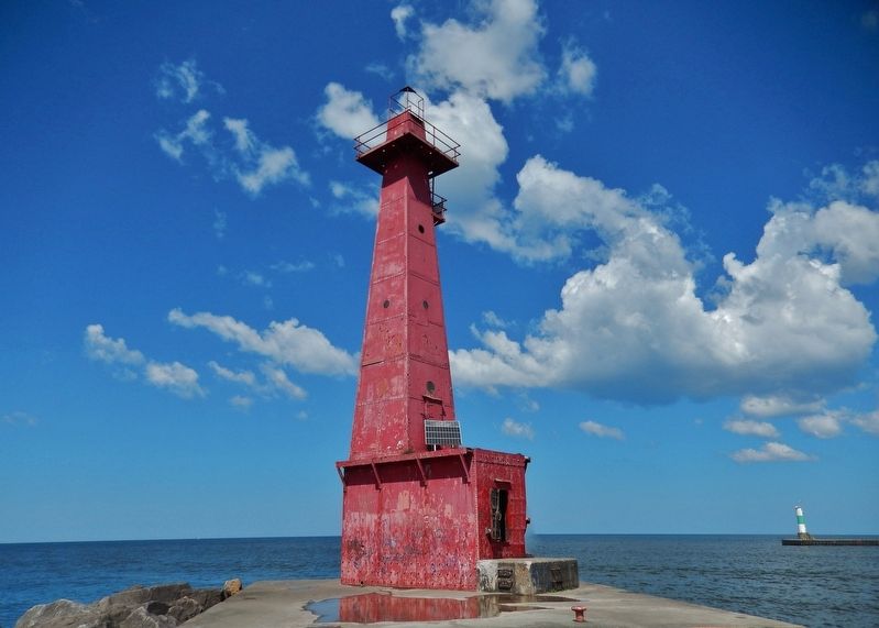 Muskegon South Breakwater Lighthouse image. Click for full size.