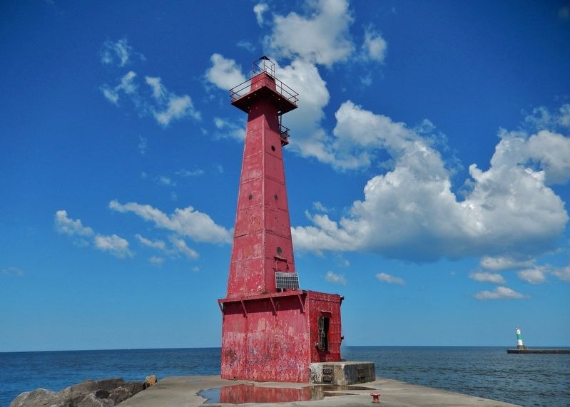 Muskegon South Breakwater Lighthouse. Click for full size. Muskegon South Breakwater Lighthouse image. Click for full size.