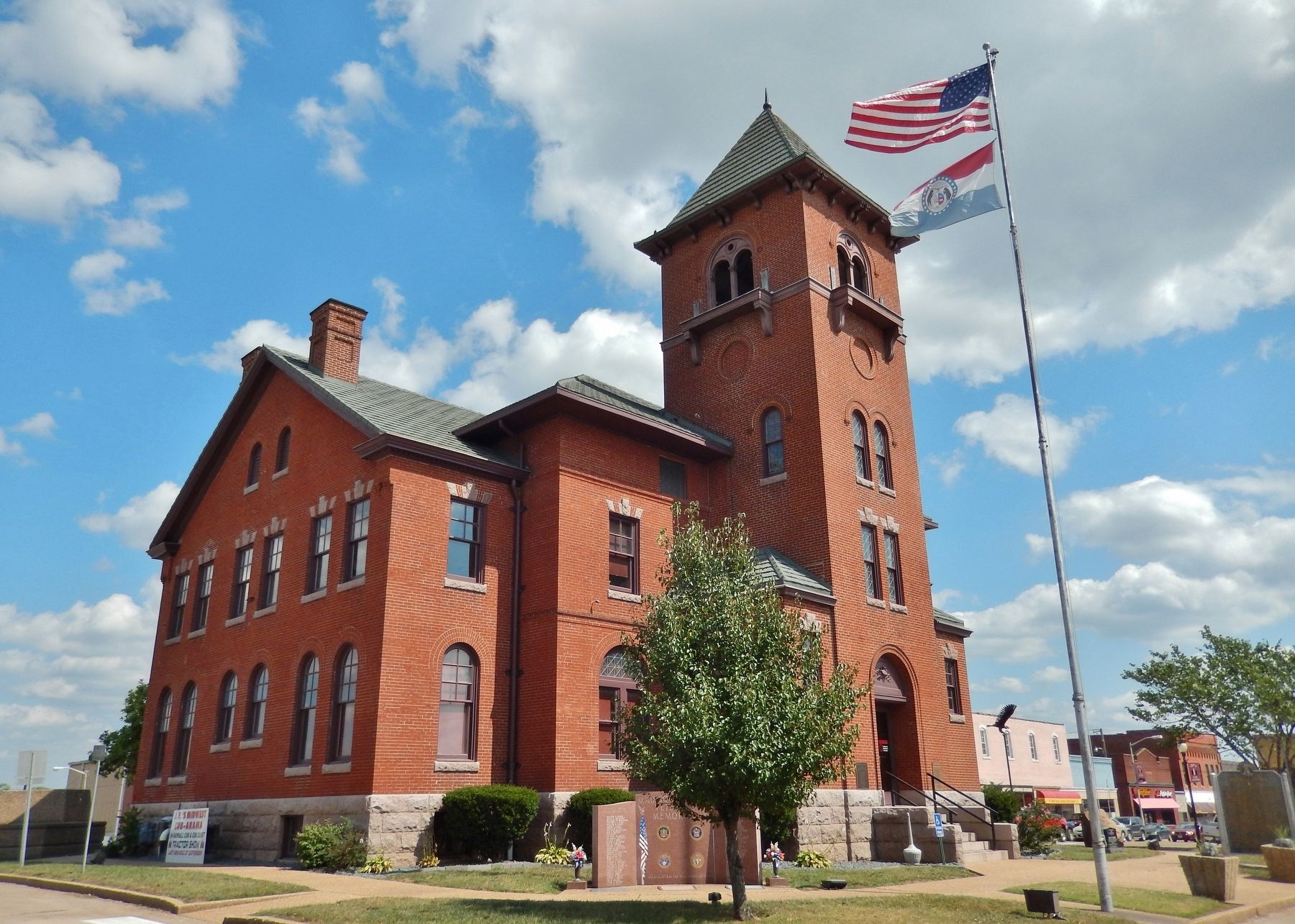 Madison County Courthouse (<i>southwest corner</i>) image. Click for full size.
