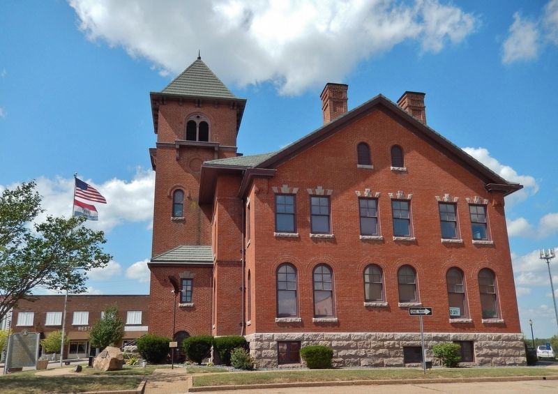 Madison County Courthouse (<i>east side</i>) image. Click for full size.