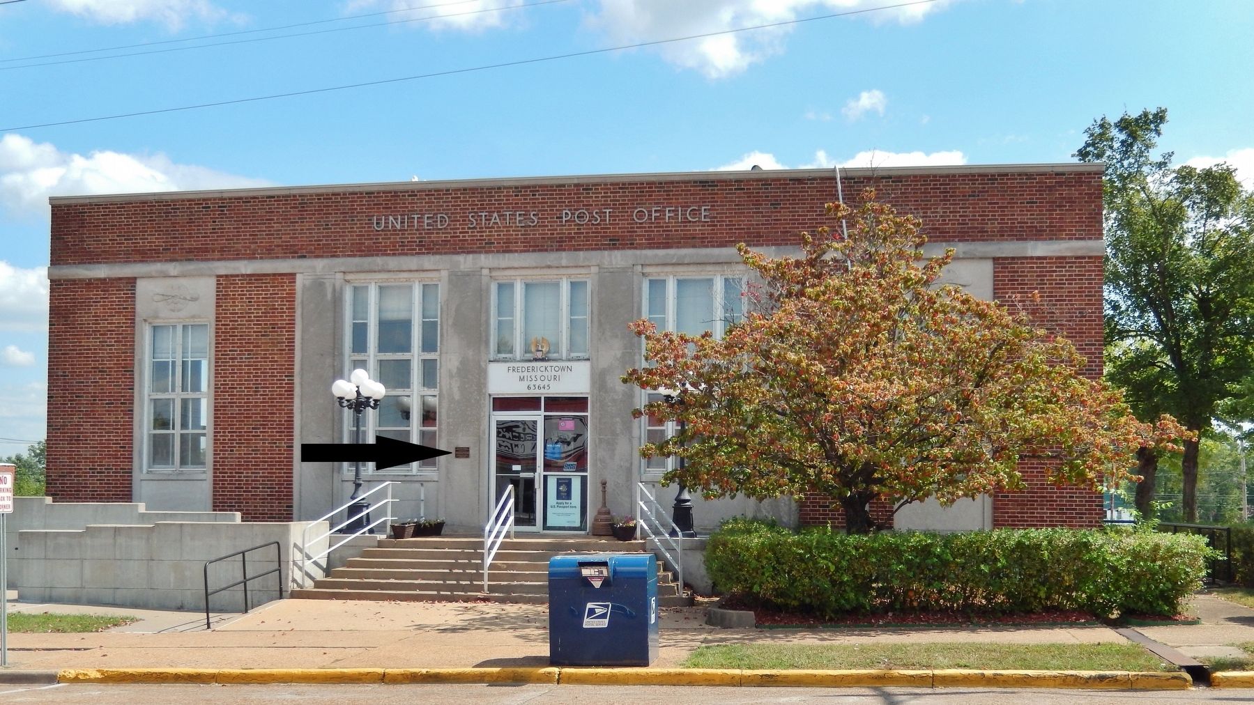 U.S. Post Office Fredericktown, Missouri Marker (<i>wide view; marker visible left of entrance</i>) image. Click for full size.