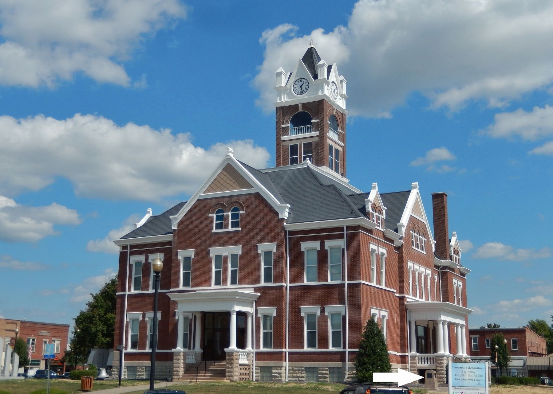 Great American Eclipse of 2017 Sundial Marker (<i>wide view; visible right side of courthouse</i>). Click for full size. Great American Eclipse of 2017 Sundial Marker (<i>wide view; visible right side of courthouse</i>) image. Click for full size.