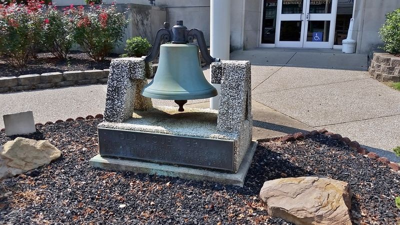 Old Court Bell Marker (<i>wide view; showing bell; courthouse entrance in background</i>) image. Click for full size.
