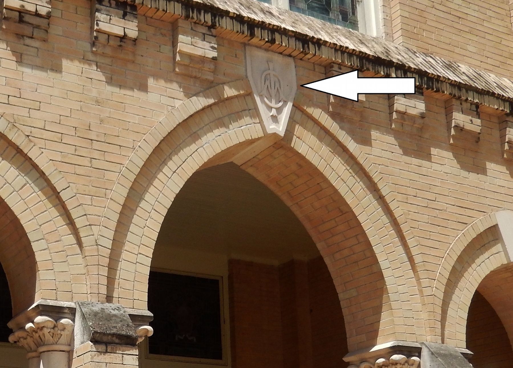 Initials “OMI” in the keystone of the central arch. Click for full size. Initials “OMI” in the keystone of the central arch image. Click for full size.