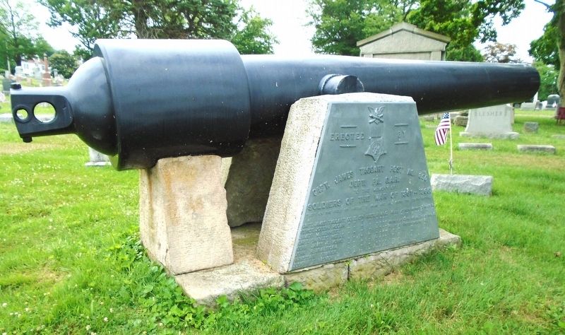 Civil War Memorial Marker and Gun image. Click for full size.