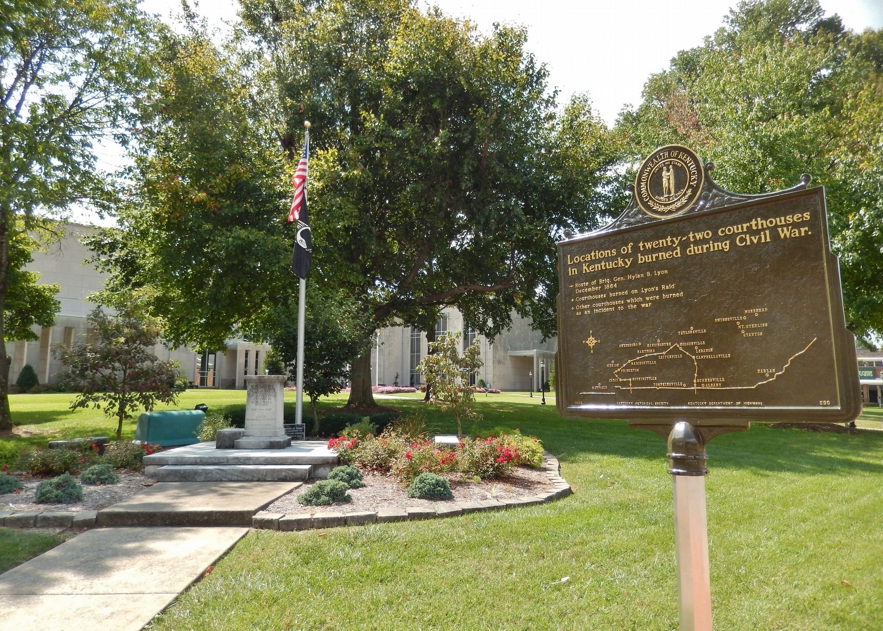 Courthouse Burned Marker (<i>side 2; wide view; Daviess County WWI Memorial in background</i>) image. Click for full size.