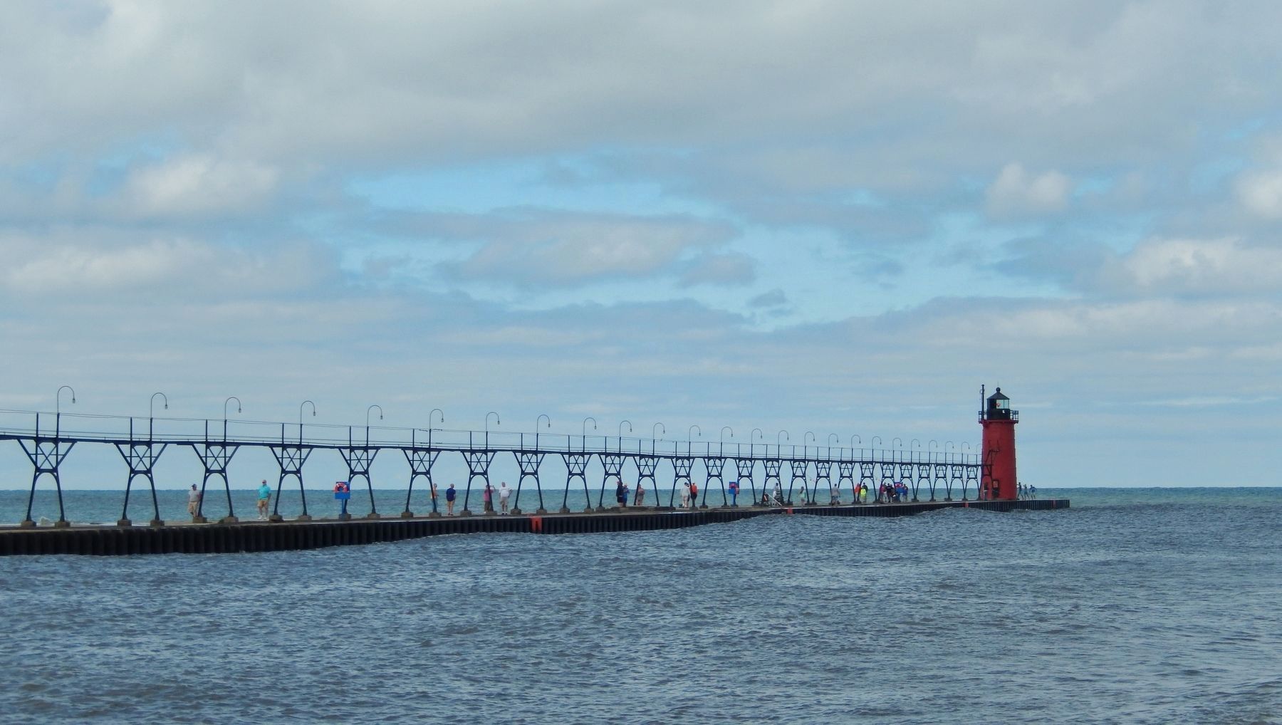 South Haven Pier and Lighthouse (<i>wide view</i>) image. Click for full size.
