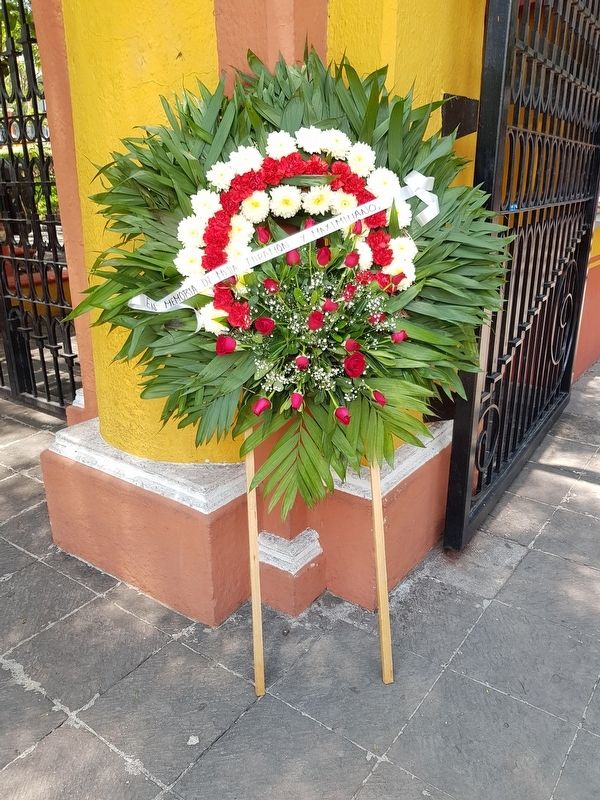 A nearby memorial wreath to Maximilian, Mejía and Miramon image. Click for full size.